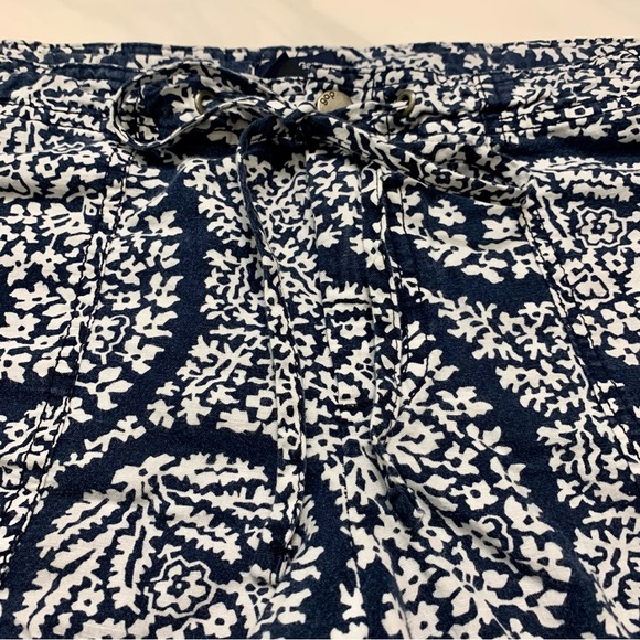 • [GAP] Blue & White Floral Shorts • - Picture 10 of 10
